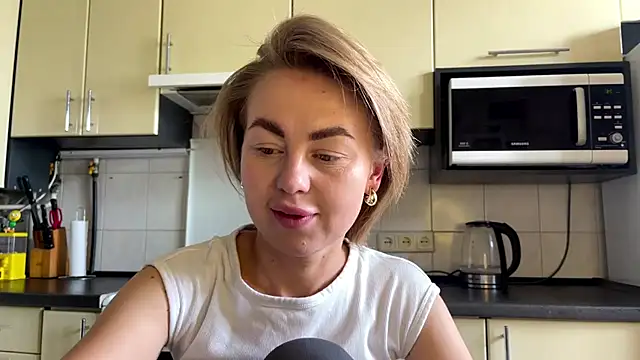 Snapshot of MartaLuna_ chatting on June 2026 09:33:02 AM MartaLuna online show from June 2026 09:33:02 AM