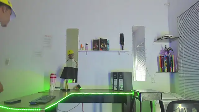 Snapshot of xxKamadevaxx chatting on April 2026 12:32:01 PM xxKamadevaxx online show from April 2026 12:32:01 PM