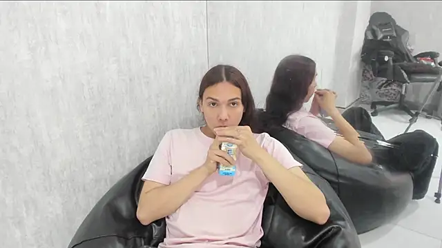 Snapshot of Almaazz chatting on November 2025 07:57:01 PM Almaazz online show from November 2025 07:57:01 PM