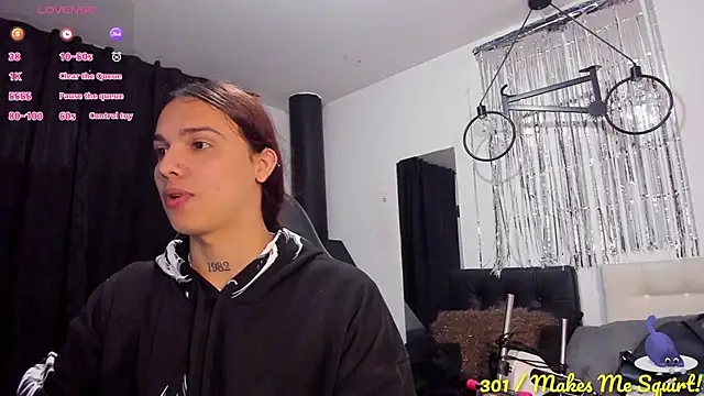 Snapshot of Almaazz chatting on November 2025 08:22:01 PM Almaazz online show from November 2025 08:22:01 PM