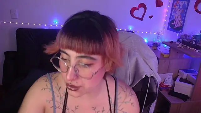 Snapshot of Miacatsito3 chatting on April 2026 04:04:02 AM Miacatsito3 online show from April 2026 04:04:02 AM