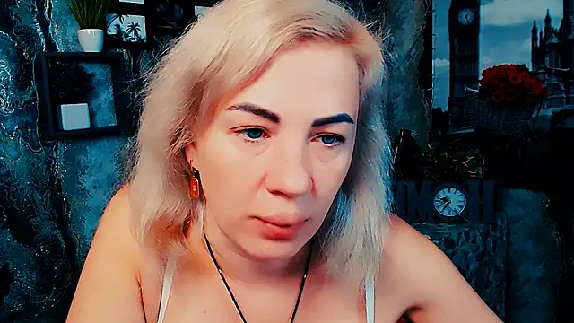 EmmaCat  online show from November 2025 06:56:02 AM