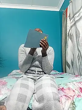 Snapshot of BlondieBitch chatting on November 2025 05:07:01 PM BlondieBitch online show from November 2025 05:07:01 PM