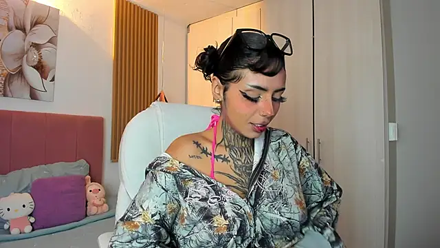 KoraRousee online show from October 2025 01:40:02 PM