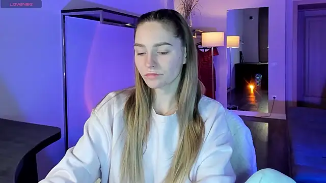 Snapshot of Melloudy chatting on December 2025 07:03:02 AM Melloudy online show from December 2025 07:03:02 AM