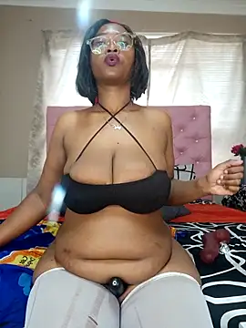 Snapshot of YummyChocTits chatting on October 2025 08:28:01 AM YummyChocTits online show from October 2025 08:28:01 AM