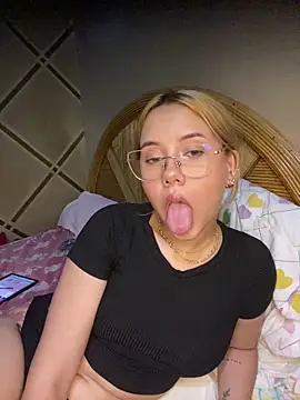 Snapshot of coupleyys chatting on May 2026 08:14:01 PM coupleyys online show from May 2026 08:14:01 PM