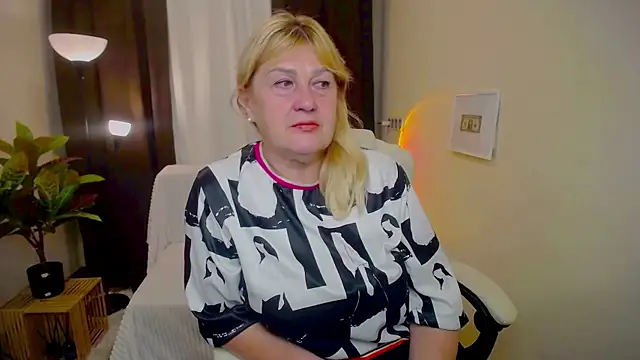 Snapshot of EmmaEllison chatting on September 2025 12:04:02 PM EmmaEllison online show from September 2025 12:04:02 PM