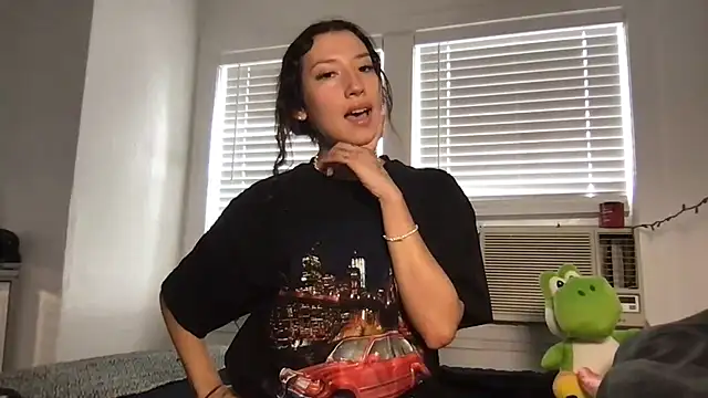 yoursweetestlilly online show from April 2026 04:15:01 PM