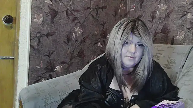 Snapshot of YuliiaSan chatting on April 2026 05:50:01 PM YuliiaSan online show from April 2026 05:50:01 PM