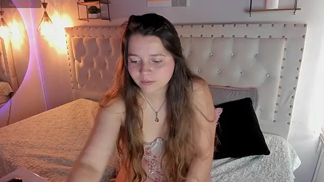 sophiee09  online show from December 2025 01:28:02 PM