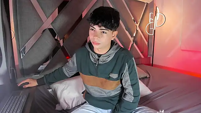 Snapshot of Peter_chase chatting on September 2025 06:42:01 PM Peter chase online show from September 2025 06:42:01 PM