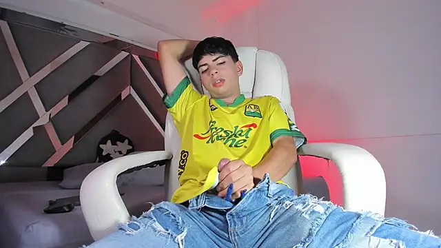 Snapshot of Peter_chase chatting on September 2025 08:44:01 PM Peter chase online show from September 2025 08:44:01 PM