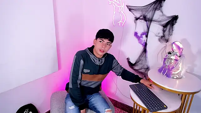 Snapshot of Peter_chase chatting on October 2025 07:46:02 PM Peter chase online show from October 2025 07:46:02 PM