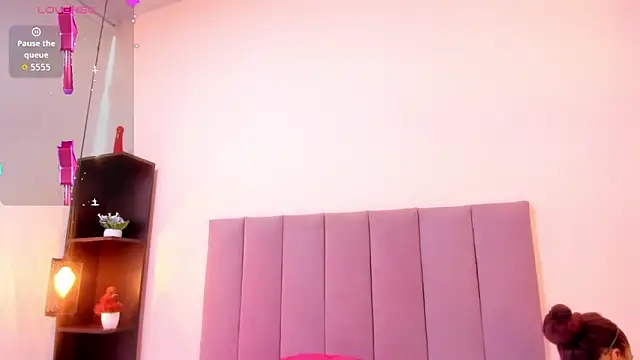 HoollyHendrix online show from November 2025 08:24:02 PM