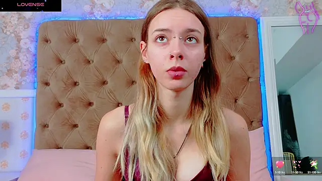 Snapshot of CoraVex chatting on October 2025 04:20:01 AM CoraVex online show from October 2025 04:20:01 AM