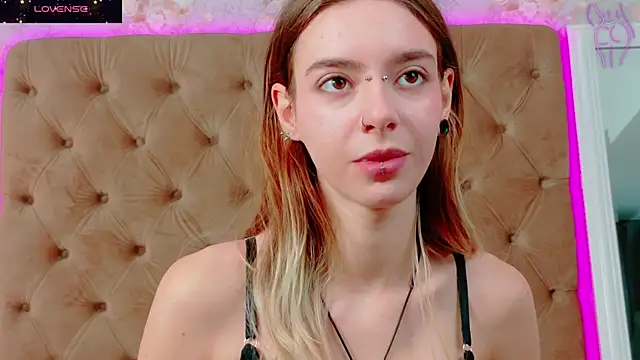 Snapshot of CoraVex chatting on November 2025 05:17:01 AM CoraVex online show from November 2025 05:17:01 AM