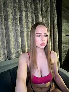 MissOyee online show from November 2025 07:06:01 PM