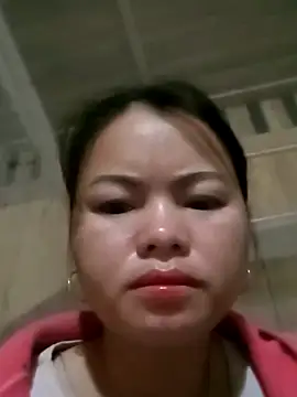 emly-xinh18 online show from November 2025 07:02:02 PM