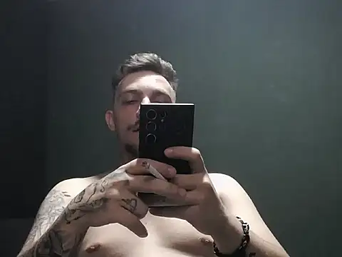 Snapshot of guesswhatbitch chatting on October 2025 08:28:01 PM guesswhatbitch online show from October 2025 08:28:01 PM