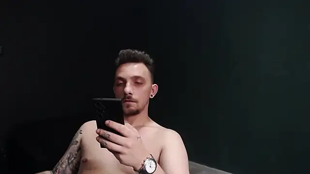 Snapshot of guesswhatbitch chatting on October 2025 07:31:02 AM guesswhatbitch online show from October 2025 07:31:02 AM