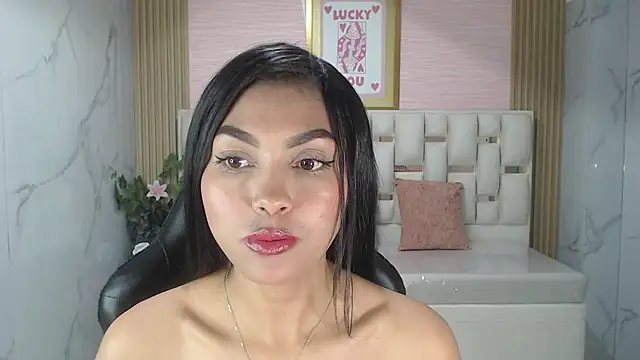 lissandra s online show from November 2025 08:18:01 PM