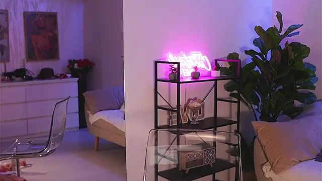 Snapshot of Moon_Shard chatting on April 2026 08:01:02 PM Moon Shard online show from April 2026 08:01:02 PM