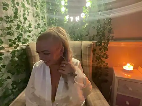 Snapshot of BonnyDesire chatting on October 2025 06:52:01 PM BonnyDesire online show from October 2025 06:52:01 PM