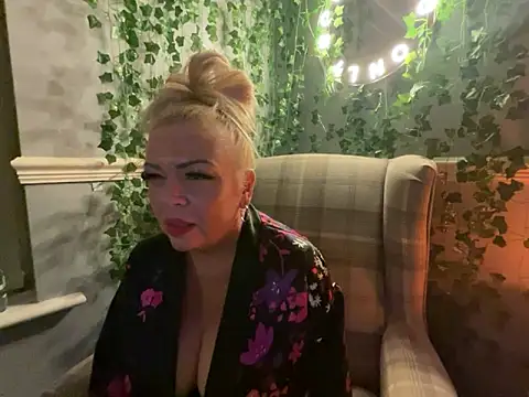 Snapshot of BonnyDesire chatting on October 2025 07:37:02 PM BonnyDesire online show from October 2025 07:37:02 PM