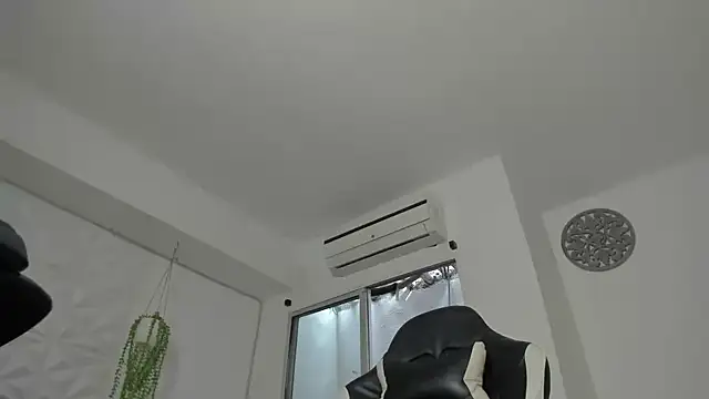 Snapshot of Dakota_x18 chatting on October 2025 07:44:02 PM Dakota x18 online show from October 2025 07:44:02 PM