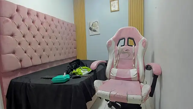 Naomis 35 online show from December 2025 07:53:01 PM