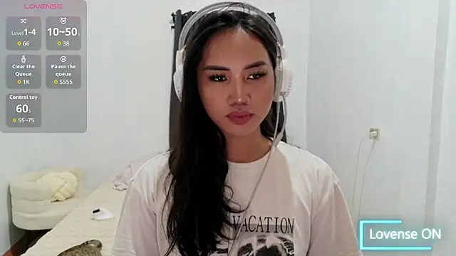 Snapshot of Divine_Goddesss chatting on April 2026 08:11:02 PM Divine Goddesss online show from April 2026 08:11:02 PM