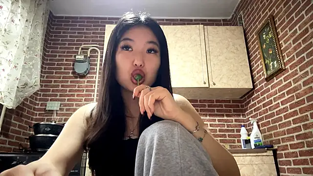 Snapshot of EmmaLeexth chatting on March 2026 10:12:02 AM EmmaLeexth online show from March 2026 10:12:02 AM