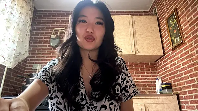 Snapshot of EmmaLeexth chatting on March 2026 10:11:01 AM EmmaLeexth online show from March 2026 10:11:01 AM