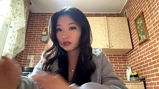 Snapshot of EmmaLeexth chatting on April 2026 10:24:01 AM EmmaLeexth online show from April 2026 10:24:01 AM