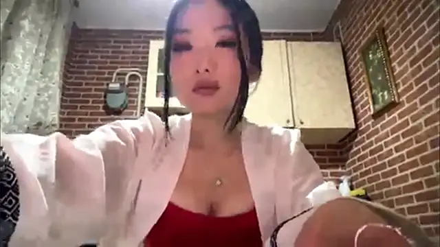 Snapshot of EmmaLeexth chatting on April 2026 02:03:01 PM EmmaLeexth online show from April 2026 02:03:01 PM