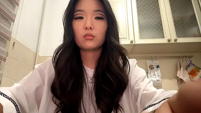 Snapshot of EmmaLeexth chatting on April 2026 04:05:01 PM EmmaLeexth online show from April 2026 04:05:01 PM