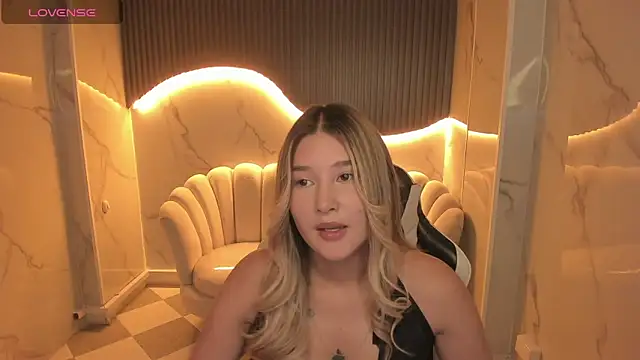 Snapshot of Emma1_b_ chatting on October 2025 08:09:02 PM Emma1 b  online show from October 2025 08:09:02 PM
