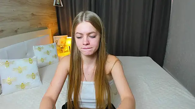 Snapshot of Alisa_Glamour chatting on October 2025 12:17:01 PM Alisa Glamour online show from October 2025 12:17:01 PM