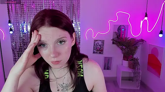 Layla Glam online show from October 2025 01:32:02 PM