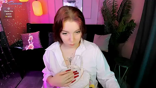 Snapshot of Layla_Glam chatting on April 2026 02:11:01 PM Layla Glam online show from April 2026 02:11:01 PM