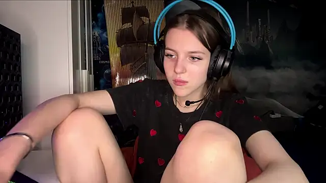 Elira Breeze online show from November 2025 12:38:02 PM