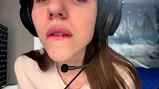 Snapshot of Elira_Breeze chatting on April 2026 01:54:02 PM Elira Breeze online show from April 2026 01:54:02 PM