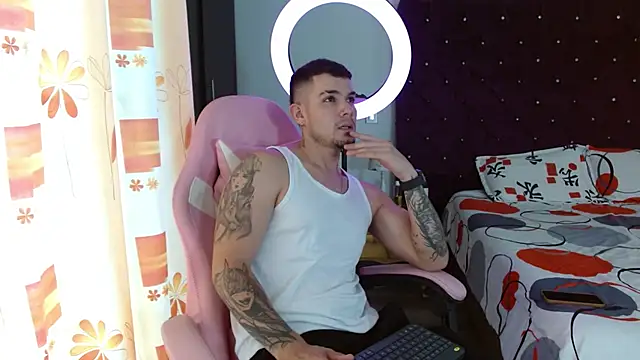 BooyHott  online show from October 2025 06:53:02 PM