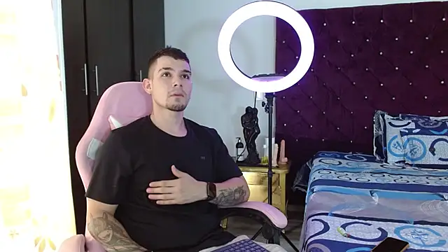 BooyHott  online show from November 2025 06:41:04 PM