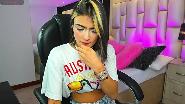 Snapshot of LuisaJonnes_ chatting on November 2025 03:24:02 PM LuisaJonnes online show from November 2025 03:24:02 PM