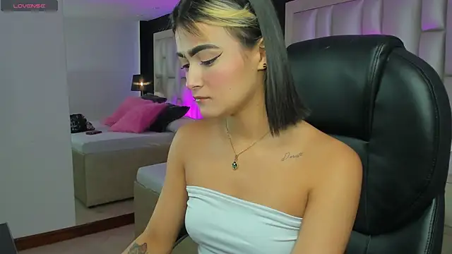 Snapshot of LuisaJonnes_ chatting on November 2025 04:22:01 PM LuisaJonnes online show from November 2025 04:22:01 PM