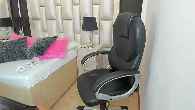 Snapshot of LuisaJonnes_ chatting on November 2025 05:27:01 PM LuisaJonnes online show from November 2025 05:27:01 PM