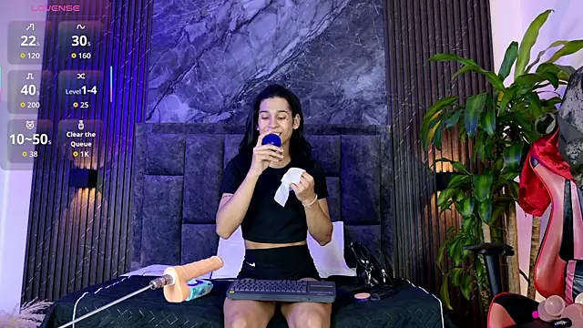 Suzie cox online show from November 2025 01:32:01 PM