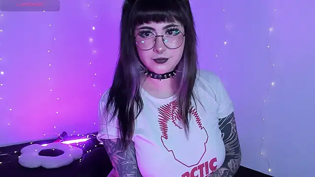 Snapshot of Hallucigenia_ chatting on March 2026 01:01:02 AM Hallucigenia online show from March 2026 01:01:02 AM